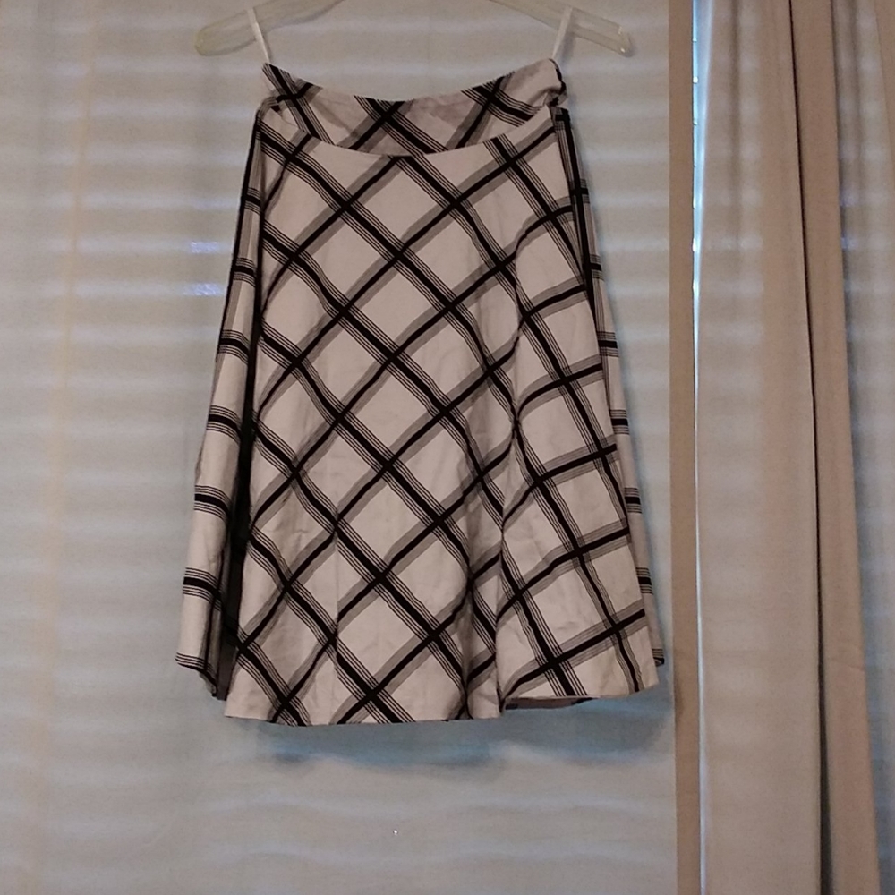 Black and whit plaid skirt